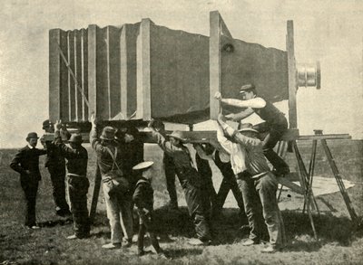 İş İçin Devasa Kameraya Odaklanmak, 1901. by Unbekannt