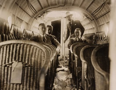 Bir Supermarine 'Swan' uçan teknesinin yolcu kabininde dört adam, c 1924 by Unbekannt