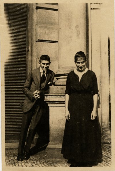 Franz Kafka, kız kardeşi Ottla ile Prag'daki Oppelt House'un önünde by Unbekannt
