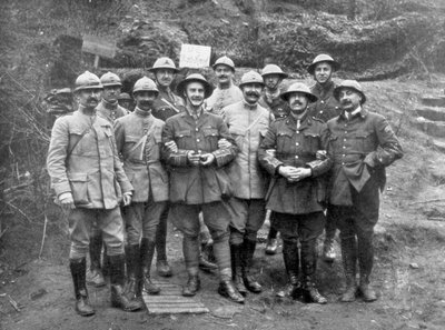 Fransız ve İngiliz subayları, Ypres, Belçika, Nisan 1918 yakınlarındaki Kemmel Dağı