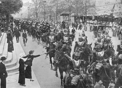 Fransız süvarileri cephede giderken Paris sokaklarında at sürüyorlar, 1914 by Unbekannt