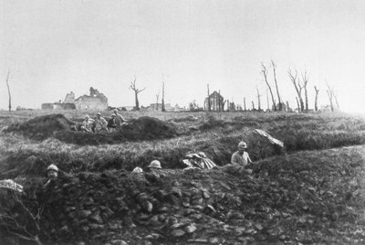 Fransız piyade harap bir çiftliğin önünde yedek mevziler kuruyor, Picardy, Fransa, 1918 by Unbekannt