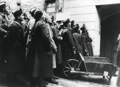 Fransız askerleri bir ordu sinemasında, Fransa, 1940 by Unbekannt