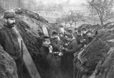 Siperlerde tayınlarını yiyen Fransız askerleri, Fransa, 1915 by Unbekannt