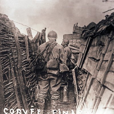 Bir siperde yemek pişirme görevinde olan Fransız askerleri, c1914-c1918 by Unbekannt