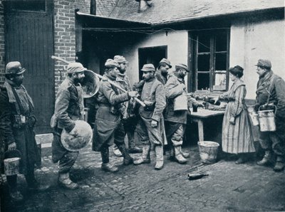 Siperlerden dönen Fransız askerleri ferahlık için mola veriyor, c1914 by Unbekannt