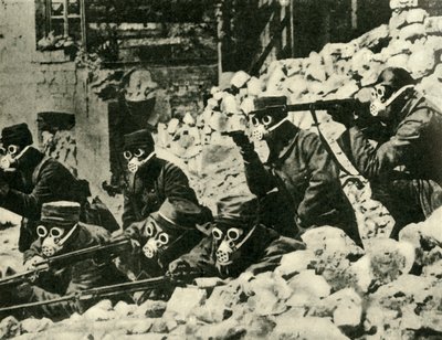 Gaz maskesi takan Fransız askerleri, Birinci Dünya Savaşı, c1915, c1920. by Unbekannt