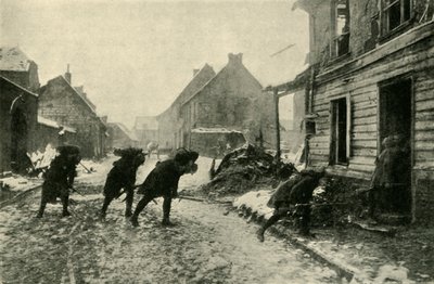 Fransız birlikleri, Alman ateşi altında bir köy caddesini geçerken, Birinci Dünya Savaşı, 1914-1915, c1920. by Unbekannt