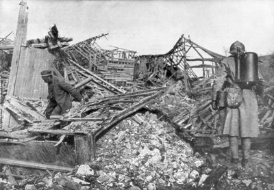 Almanları sığınaklarından çıkarmak için alev makinesi kullanan Fransız birlikleri, Cantigny, Fransa, 1918 by Unbekannt