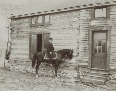 General Frederick Dent Grant, babası Ulysses S. Grant tarafından yaptırılan kabinin (Hardscrabble) önünde at sırtında by Unbekannt