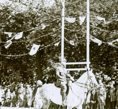 General Henri Gouraud, bir zafer geçit töreninde, c1918. by Unbekannt