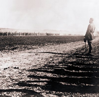 General Henri Gouraud birliklerin sahasını inceliyor, c1914-c1918. by Unbekannt
