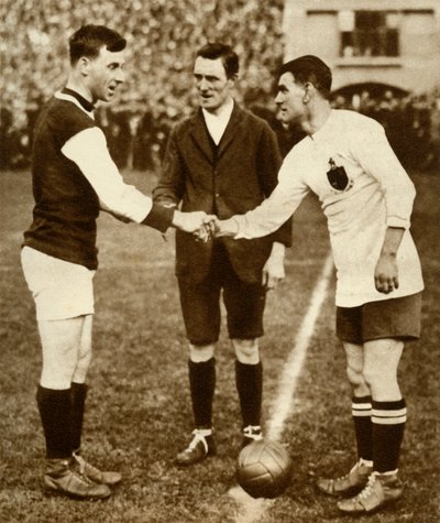 George Kay ve Joe Smith başlama vuruşundan önce, FA Cup Finali, Wembley Stadyumu, Londra, 1923, 1935. by Unbekannt