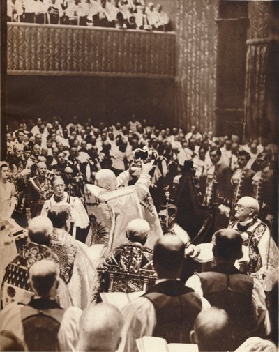 George VI, taç giyme töreni gününde St. Edwards Crown ile taçlandırıldı, 1937 by Unbekannt