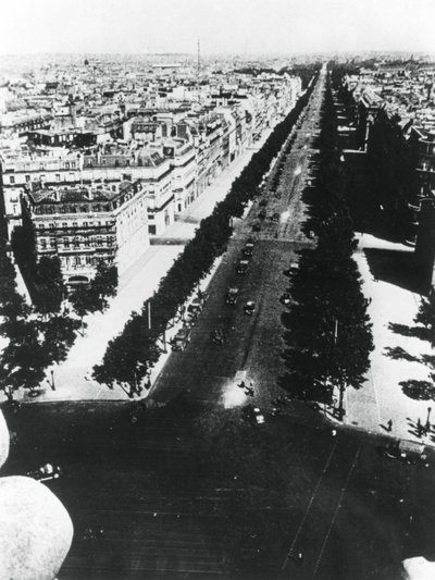 Alman kuvvetleri Champs Elysees boyunca geçit töreni yapıyor, Paris, 14 Haziran 1940 by Unbekannt