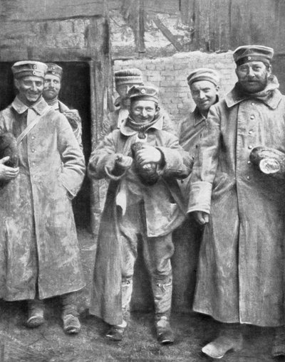 Ekmek tayınlarıyla Alman savaş esirleri, 1915 by Unbekannt