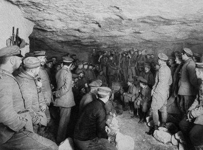 Alman askerleri mağarada bir konserde, Fransa, I. Dünya Savaşı, 1915 by Unbekannt