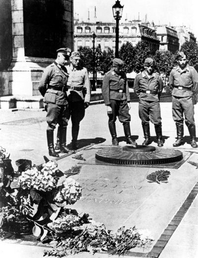 Alman askerleri Arc de Triomphe