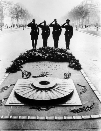 Alman askerleri Meçhul Askerin Mezarını selamlarken, Paris, Aralık 1940 by Unbekannt