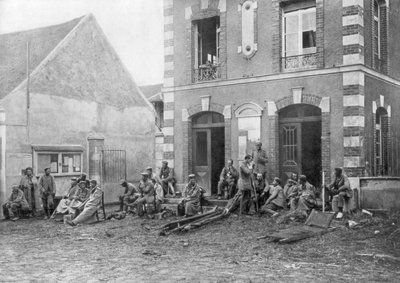 Vareddes Belediye Binası'nın merdivenlerinde oturan Alman birlikleri, Fransa, 1914 by Unbekannt