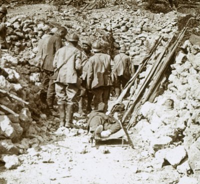 Alman yaralı, Thiaumont, Verdun, kuzey Fransa, c1914-c1918 by Unbekannt