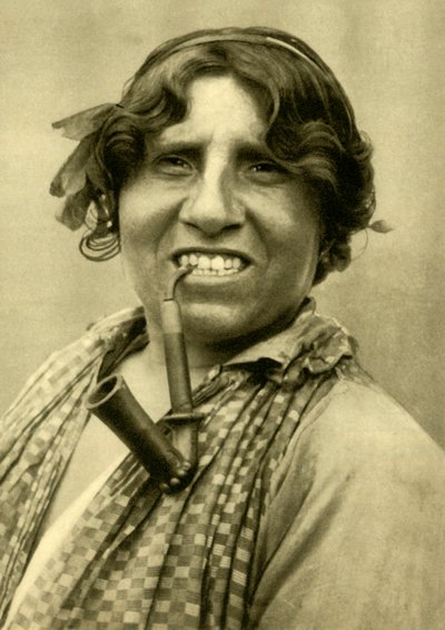 Çingene kadın pipo içiyor, Burgenland, Avusturya, c1935. by Unbekannt