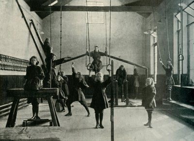 Kraliyet Sağırlar ve Dilsizler Kurumunda Kız Jimnastikçiler, Friar Gate, Derby, 1902. by Unbekannt