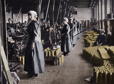 Bir mühimmat fabrikasında çalışan kız işçiler, 1915 by Unbekannt