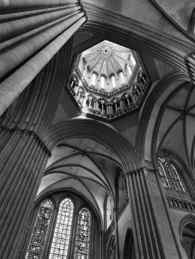 Gotik sanat: transepti geçmek ve fener kulesinin manzarası. 1250 Notre Dame de Coutances Katedrali (Manche). by Unbekannt