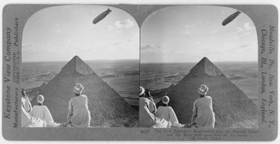 Giza piramitlerinin üzerinde Graf Zeppelin, 1930 dolayları (stereograf) by Unbekannt