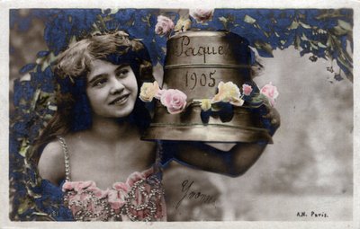 Paskalya için Tebrik Kartı: Gülümseyen genç bir kız bir zilin yanında poz veriyor - 1905 tarihli kartpostal by Unbekannt