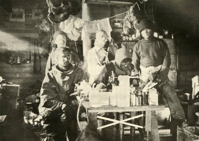 Yazın Kulübede Grup: Joyce Dikiş Makinesinde, 1908, 1909. by Unbekannt