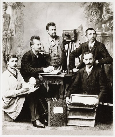 "Fotoğrafçılar ve ekipmanlı asistanlar grubu" by Unbekannt