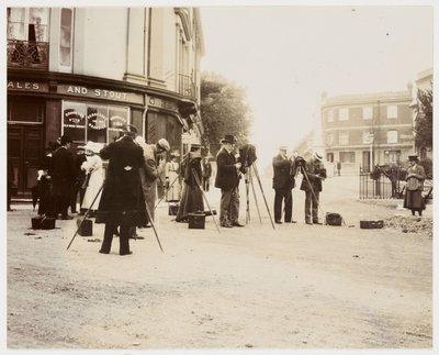 "Sokakta fotoğraf çeken fotoğrafçılar grubu" by Unbekannt