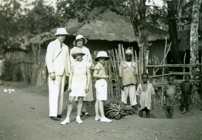 Avrupalılar ve yerlilerin grup portresi, Sierra Leone, 20. yüzyıl by Unbekannt