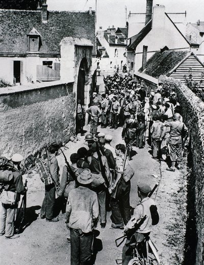 Fransız Direniş savaşçılarından oluşan gruplar bir evde silah dağıtımını bekliyor, Temmuz 1944 (s/b fotoğraf) by Unbekannt
