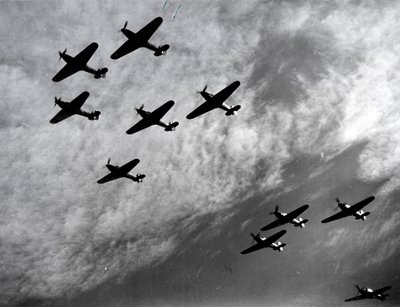 Hawker Hurricanes düzen içinde uçuyor, Britanya Savaşı, II. Dünya Savaşı, 1940 by Unbekannt