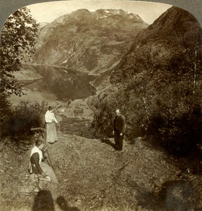 Marok köyünün yukarısındaki dağ rafında saman ve ayna netliğinde Geirangerfjord, Norveç, c1905 by Unbekannt