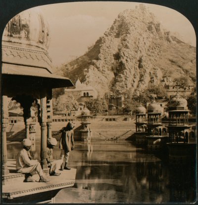 Saraylar ve mabetlerle çevrili Kutsal Alwar Tankı, olağanüstü güzellikte bir sahne, Hindistan, 1907 by Unbekannt