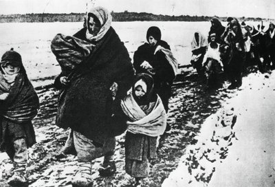 Evsiz mülteci kadın ve çocuklar, Rusya, 1941 by Unbekannt