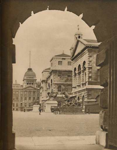 Hazine Geçidi Kemerinde Çerçevelenen Atlı Muhafızlar Geçit Töreni, c1935. by Unbekannt