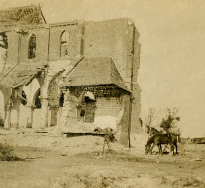 Harap kilisenin yakınında otlayan atlar, Frise, kuzey Fransa, c1914-c1918 by Unbekannt