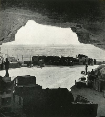 1942-1943, 1945 yılları arasında mağaralardan bombaya dayanıklı devasa depolar ve tamirhaneler yapıldı. by Unbekannt