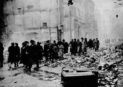 Sabah, her zamanki gibi çalışın. Büyük bir baskının ardından ofise giden yol diz boyu moloz içinde. Londra by Unbekannt