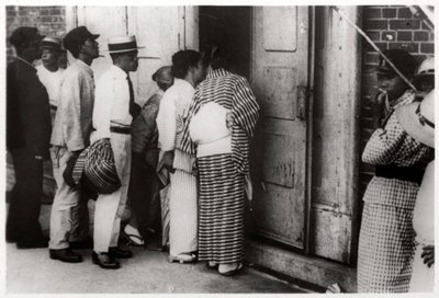 Zeplin hangarına bakan Japon kalabalık, Kasumigaura, Japonya, 1929 1933 by Unbekannt
