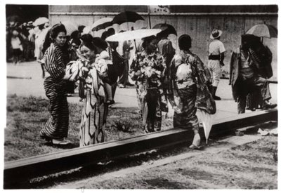 Zeplin hangarındaki Japon kadınları, Kasumigaura, Japonya, 1929 1933 by Unbekannt