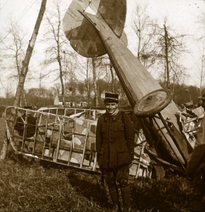 Jean Chaput 11. zaferinin önünde, c1914-c1918 by Unbekannt