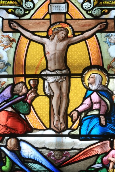 İsa Mesih çarmıhta. Vitray pencere. Our Lady of la Salette Tapınağı, La Salette-Fallavaux, Fransa by Unbekannt