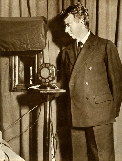 John Logie Baird, televizyonda yayınlanan ilk oyunu izliyor, 14 Temmuz 1930, 1935. by Unbekannt