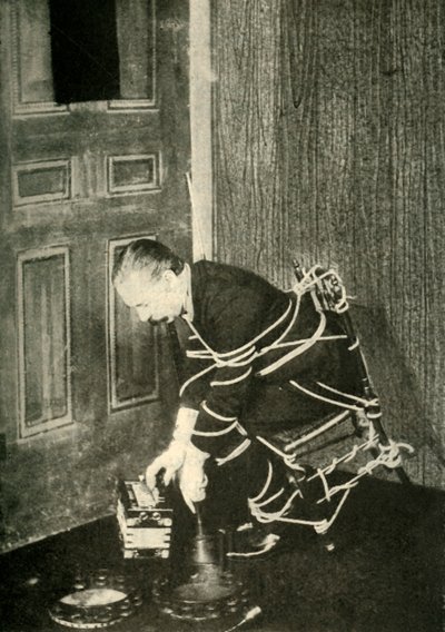 John Nevil Maskelyne, c1910'da bir ruh dolabı illüzyonu gerçekleştirir. by Unbekannt